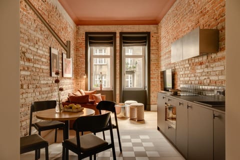 Kitchen or kitchenette, Living room, Seating area, Dining area