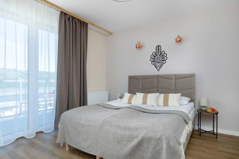 Bed, Seating area