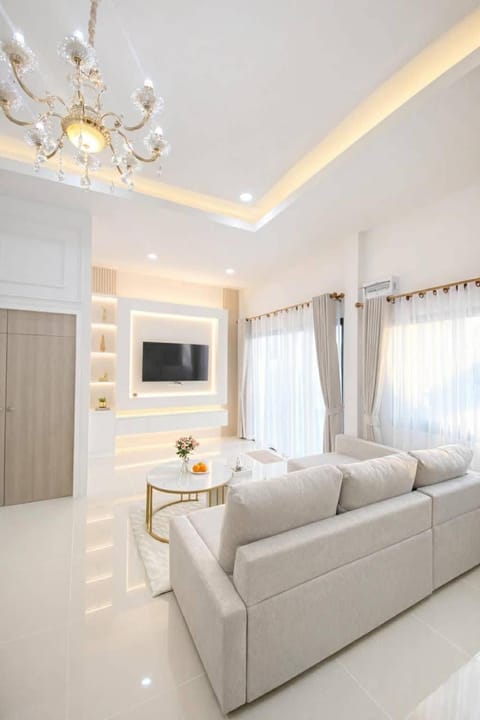 Communal lounge/ TV room, TV and multimedia, Living room, Seating area, Evening entertainment, Bedroom