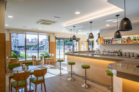 Restaurant/places to eat, Lounge or bar