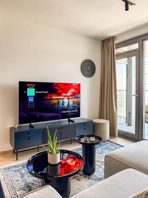 TV and multimedia, Living room, Seating area, Evening entertainment