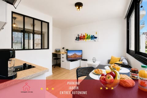 Communal lounge/ TV room, TV and multimedia, Kitchen or kitchenette, Living room, Seating area, Dining area