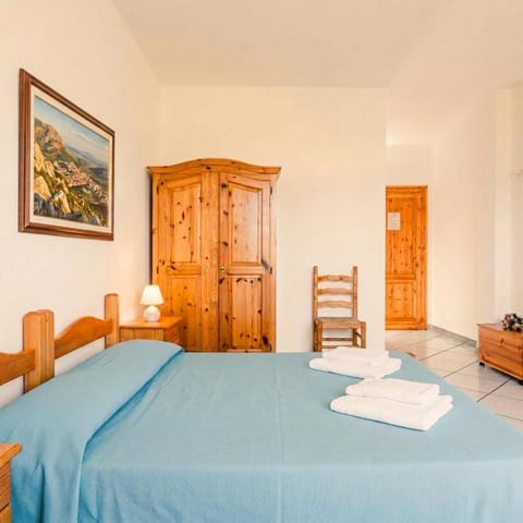 Bed, Photo of the whole room, Bedroom, towels, wardrobe