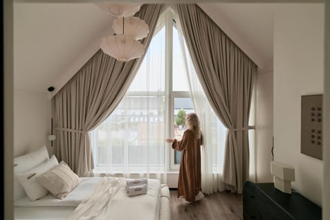 Bed, People, Photo of the whole room, Seating area, Bedroom, group of guests, towels