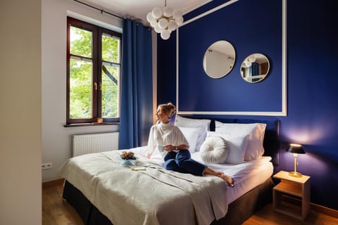 Bed, People, Photo of the whole room, Bedroom, group of guests, towels