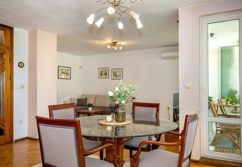 Living room, Seating area, Dining area, air conditioner