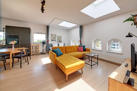 TV and multimedia, Kitchen or kitchenette, Living room, Seating area