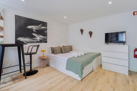 Bed, TV and multimedia, Bedroom