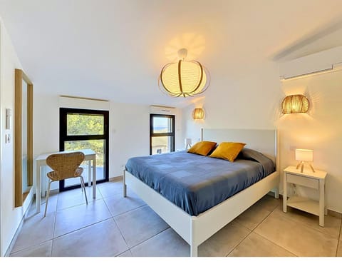 Bed, Photo of the whole room, Bedroom, internet