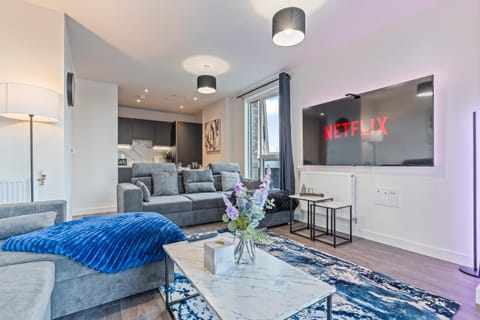 TV and multimedia, Living room, Seating area, Evening entertainment