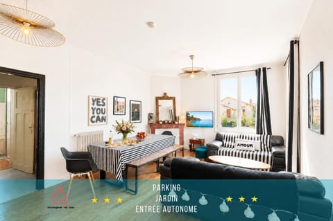 Day, TV and multimedia, Living room, Seating area, Dining area