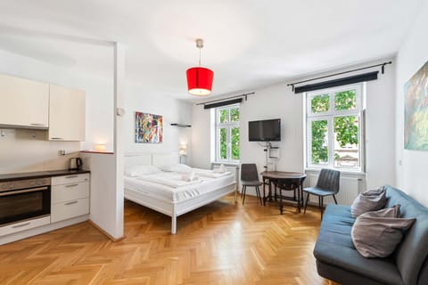 Bed, TV and multimedia, Kitchen or kitchenette, Living room, Photo of the whole room, Seating area, Dining area, Bedroom