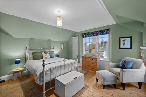 Bed, Photo of the whole room, Seating area, Bedroom