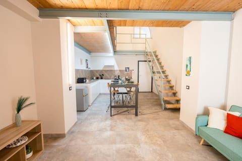 Kitchen or kitchenette, Living room, Seating area, Dining area, minibar