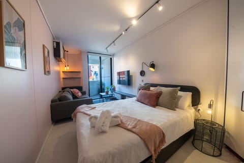 Bed, TV and multimedia, Photo of the whole room, Seating area