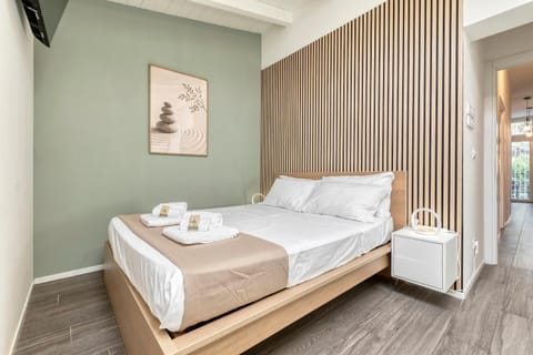 Bed, TV and multimedia, Photo of the whole room, Bedroom, towels