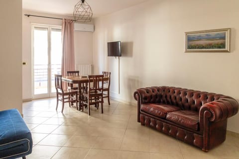 TV and multimedia, Living room, Seating area, Dining area, air conditioner