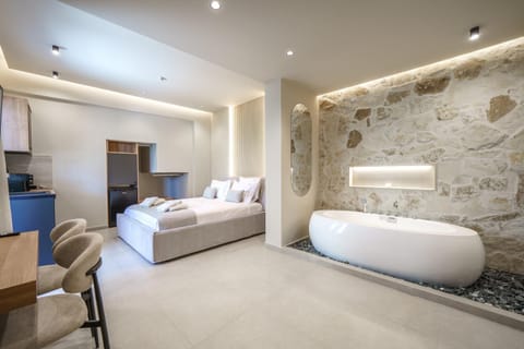 Bed, Hot Tub, Photo of the whole room, Bedroom, Bath, towels