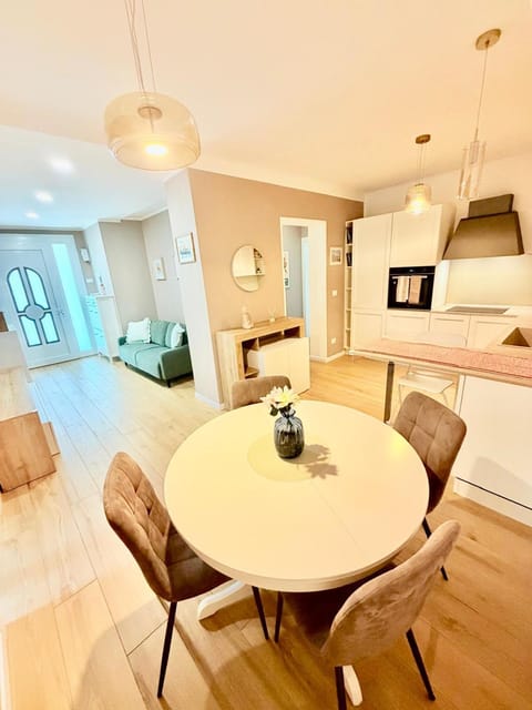 Communal lounge/ TV room, Dining area