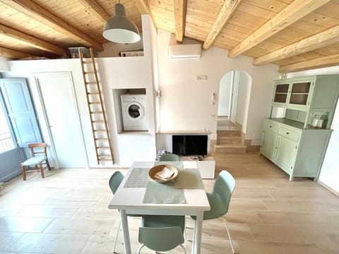 Kitchen or kitchenette, Seating area, Dining area