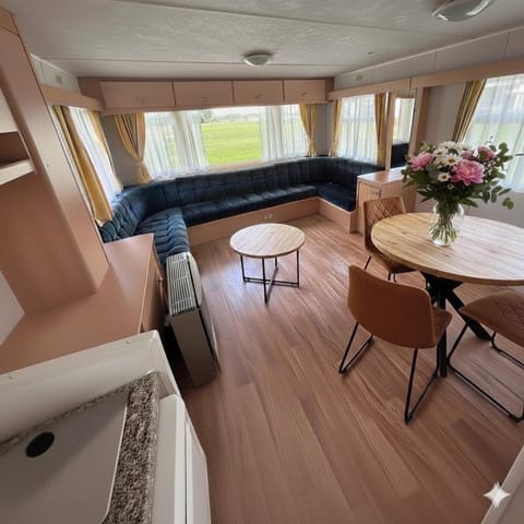 Living room, Photo of the whole room, Seating area, Dining area