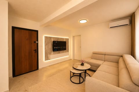 TV and multimedia, Seating area, Evening entertainment, air conditioner