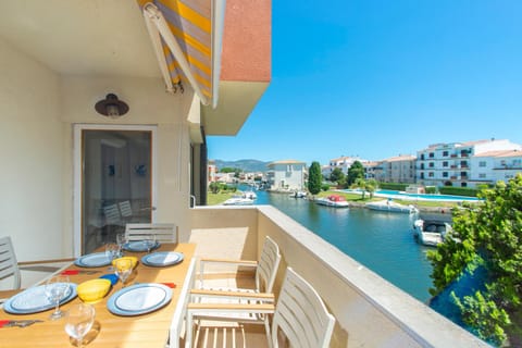 Natural landscape, Balcony/Terrace, Dining area, River view