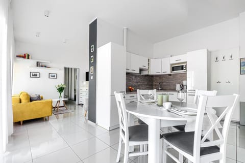 Coffee/tea facilities, Kitchen or kitchenette, Living room, Seating area, Dining area