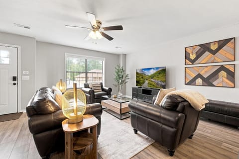TV and multimedia, Living room, Seating area, Evening entertainment