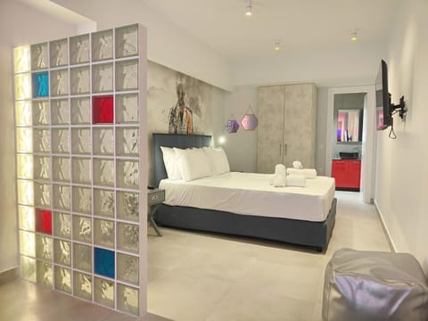 Bed, TV and multimedia, Bedroom