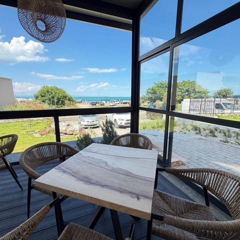 Restaurant/places to eat, View (from property/room), Seating area, Sea view