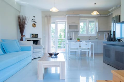 TV and multimedia, Coffee/tea facilities, Balcony/Terrace, Decorative detail, Seating area, Dining area, Garden view, Sea view, Sunset, flat iron, air conditioner