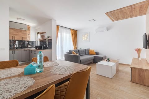 TV and multimedia, Living room, Photo of the whole room, Seating area, Dining area