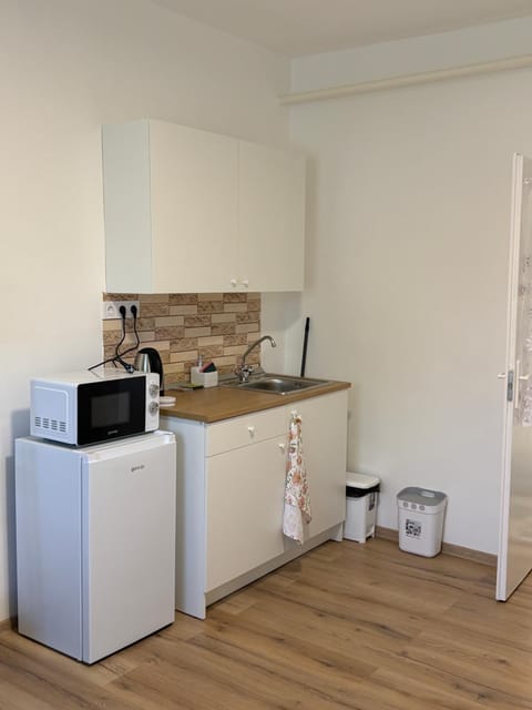 Coffee/tea facilities, Kitchen or kitchenette, microwave, stove