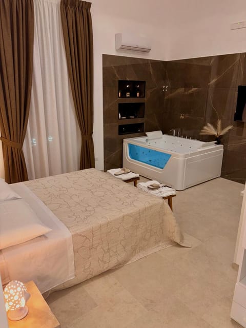 Bed, Hot Tub, Bedroom