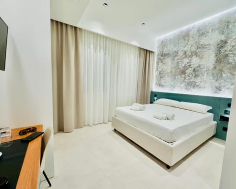 Bed, TV and multimedia, Photo of the whole room, Bedroom, towels, air conditioner