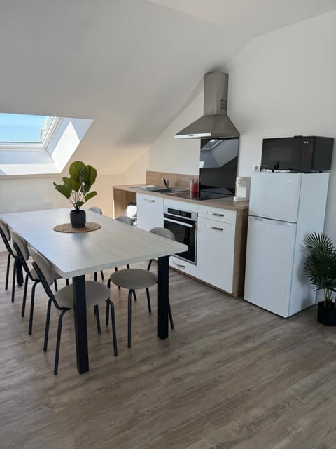Kitchen or kitchenette, Dining area, oven, stove