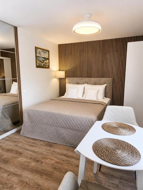 Bed, Photo of the whole room, Seating area, Bedroom