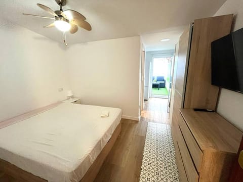 TV and multimedia, Photo of the whole room, Bedroom