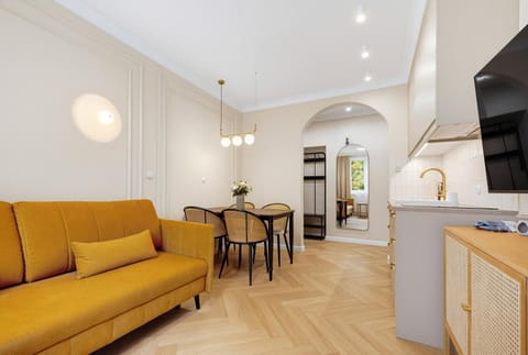 TV and multimedia, Kitchen or kitchenette, Living room, Seating area, Dining area