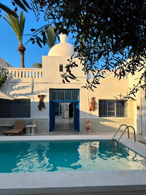 Property building, Patio, Day, Pool view, Swimming pool, sunbed
