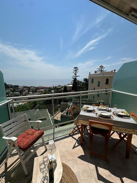 View (from property/room), Balcony/Terrace, Dining area, Sea view