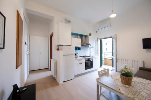 TV and multimedia, Kitchen or kitchenette, Living room, Seating area, Dining area, oven