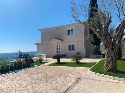 Property building, Facade/entrance, Beach, Sea view, Parking