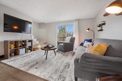 Communal lounge/ TV room, TV and multimedia, Living room, Seating area, Evening entertainment
