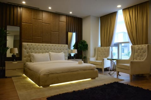 Bed, Living room, Photo of the whole room, Seating area, Bedroom