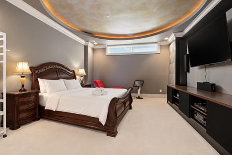Bed, TV and multimedia, Decorative detail, Seating area, Bedroom