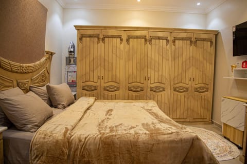 Bed, TV and multimedia, Photo of the whole room, Bedroom, wardrobe