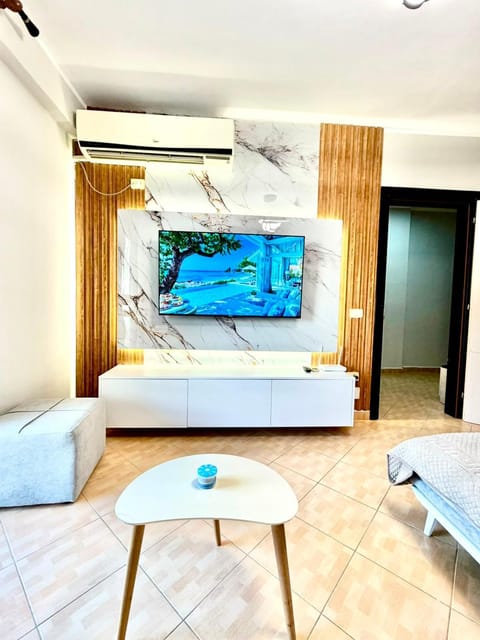 TV and multimedia, Living room, Photo of the whole room, Seating area, Evening entertainment, air conditioner