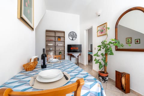 TV and multimedia, Living room, Seating area, Dining area